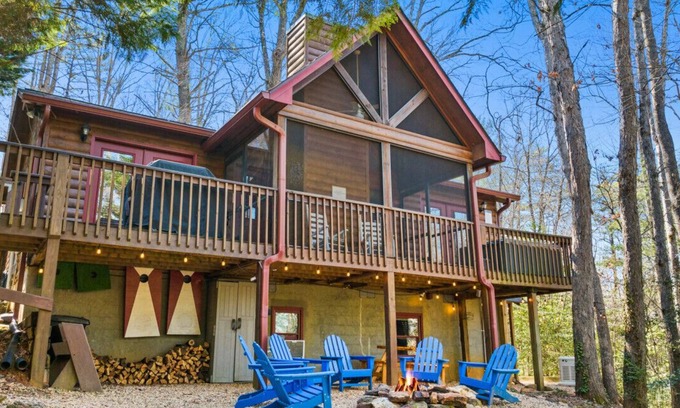 Cashes Valley Cabin | Catching Fireflies · A Family Getaway with Hot Tub | Games | BBQ Grill