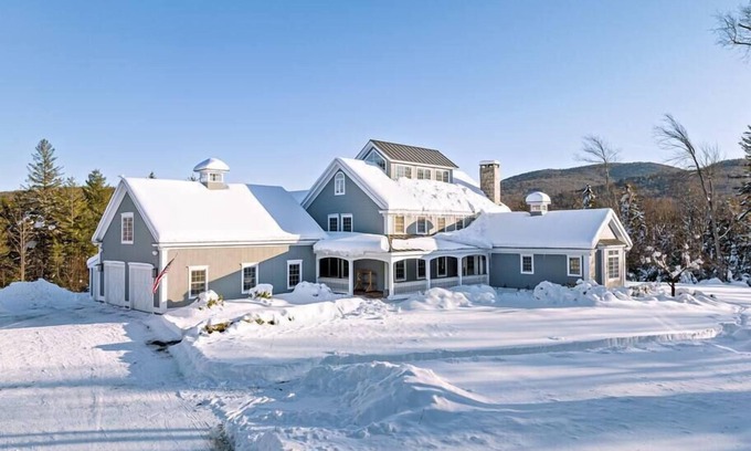 Stratton House | Catey Rose Retreat|Movie Theatre-Hot Tub-Fireplace