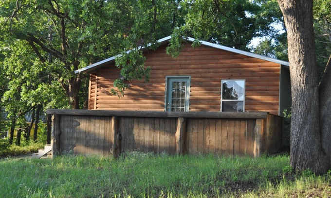 Gordonville Cabin | Catfish Cabin- cozy cabin near water in Texoma! Sleeps 4+