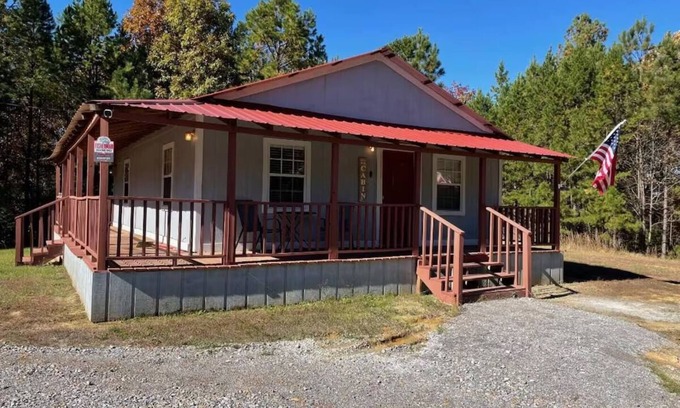 Tie Plant House | Catfish House-1 bedroom with spacious free parking