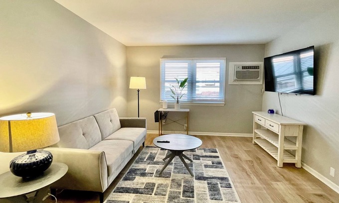 Joslyn Castle Apartment | Cathedral 1-Walking Distance to UNMC