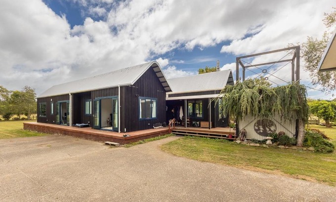Te Horo House | Catley Lodge B&B Farmstay