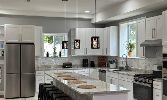 Catonsville House | Caton Manor Estate and Pool