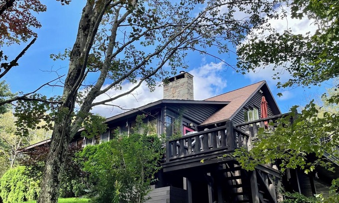 Bovina Center Ski Chalet | Catskill Mountaintop Log Retreat - A quiet nature retreat