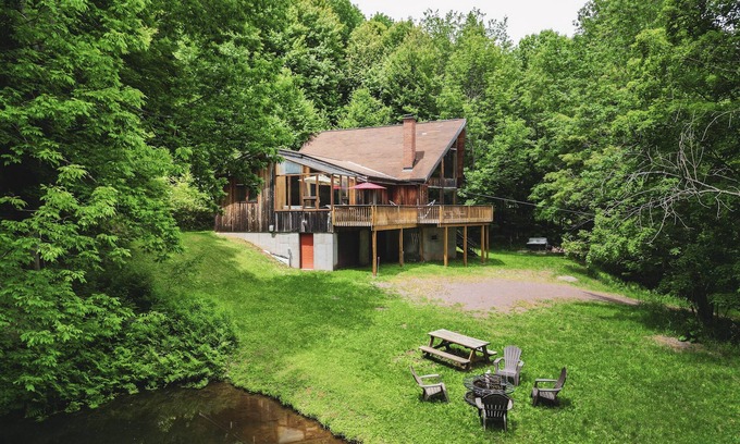 New Kingston Ski Chalet | Catskill Mountain Cabin - Hot Tub, Sauna, Game Room and Pond, min. to ski & town