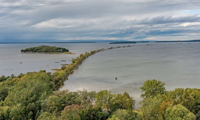 Malletts Bay Cabin | Causeway Cottage: Lake Beach & NY Biking Ferry