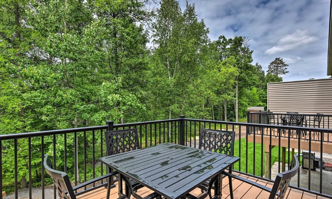Lake Shore House | Causeway on Gull Retreat w/ Boat Slip on Lake