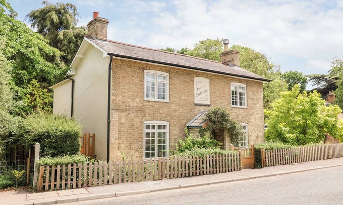 Yoxford House | CAVAN COTTAGE, pet friendly, with open fire in Yoxford