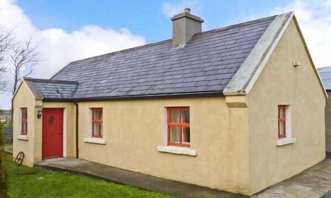 Hollymount Cottage | CAVAN HILL COTTAGE, family friendly in Ballinrobe, County Mayo