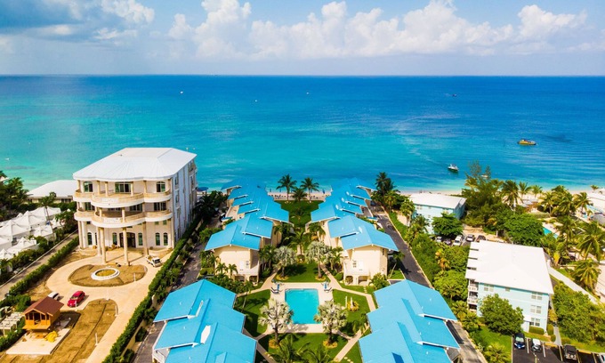 Seven Mile Beach Condo | Cayman Reef Resort – Luxurious 3-King Bedroom Condo on Seven Mile Beach
