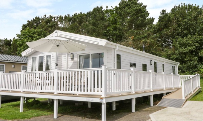 Cayton Bay Cottage | CAYTON PINES, pet friendly, character holiday cottage in Scarborough