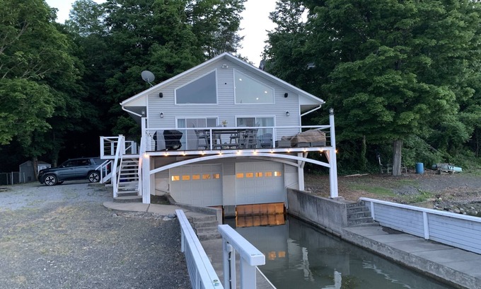 Poplar Ridge House | Cayuga Lake Front Home