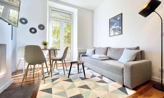 Quartier Chorier-Berriat Apartment | #CC Le Cadet 👨👩👦👦| Jean Jaurès | A, B and E tramway| T2 equipped