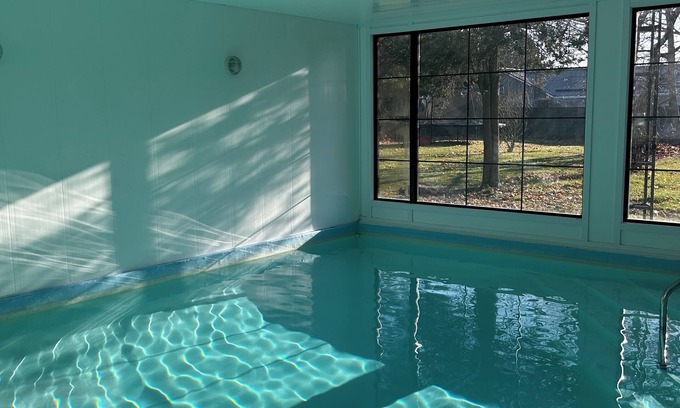 Picton House | CC’s Cottage: Indoor Pool & 2 minutes to Sandbanks