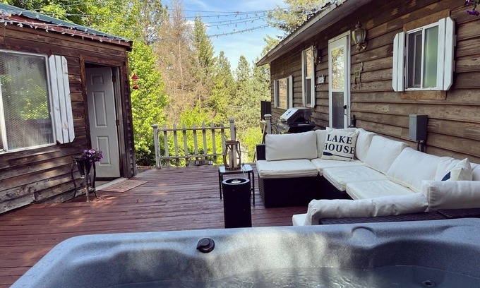 Worley Cabin | CDALake-Kayaks-Hottub-BoatSlip-PoolTable