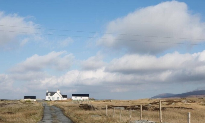 South Uist Cottage | CEANNARD COTTAGE, pet friendly in Daliburgh, Isle Of South Uist