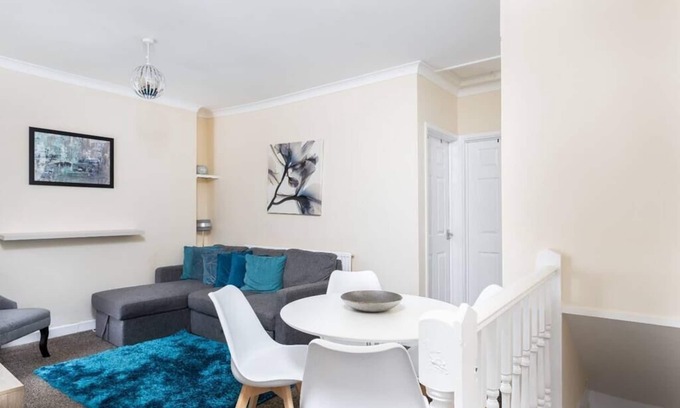 Cwmbrwla Apartment | Cecil Lodge - 2 Bed Apartment