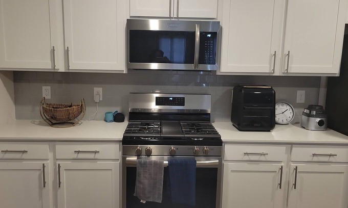 Statesville House | Cecile's Charming 2-bedroom house in enchanting Statesville with AC, WiFi