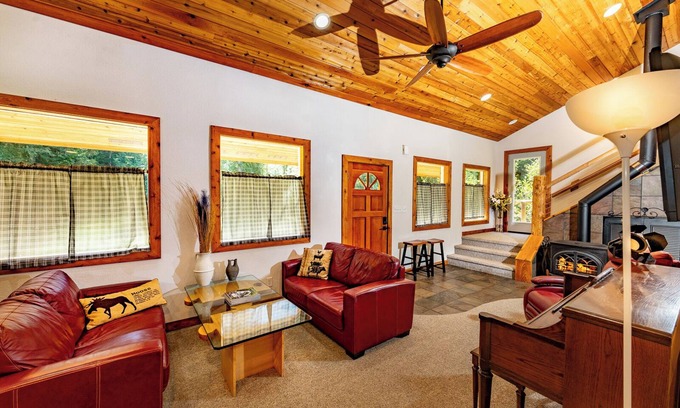 Blanchard Cabin | Cedar Cabin near Silverwood - Private and Forested
