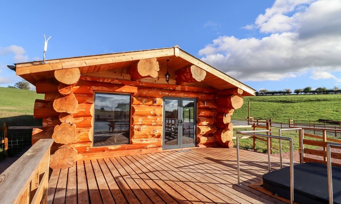 Upper Sapey Cottage | CEDAR CABIN, pet friendly, with hot tub in Clifton Upon Teme