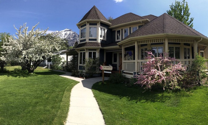 Banff Cottage | Cedar Chalet in Banff National Park
