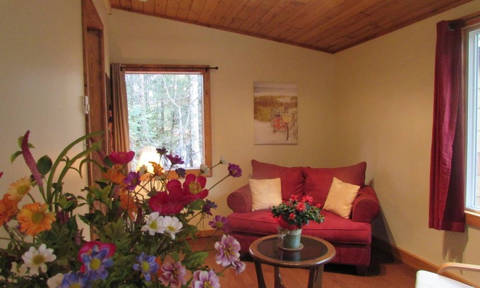 Kaslo Cottage | Cedar Cottage, a private and cozy experience