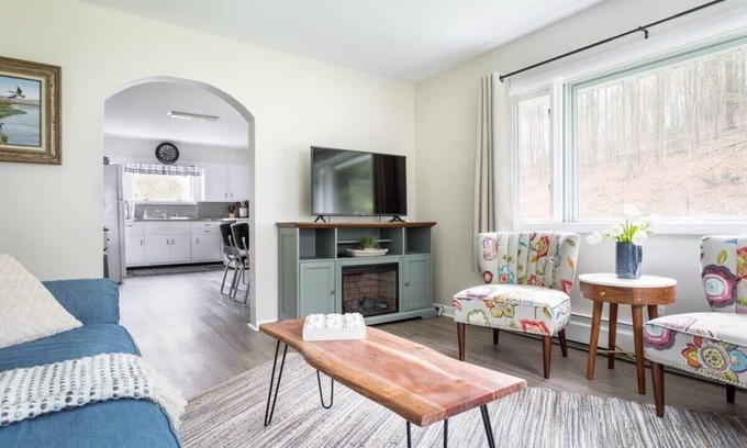 Greilickville House | Cedar Creek Cottage - Idyllic Setting and Dog Friendly!