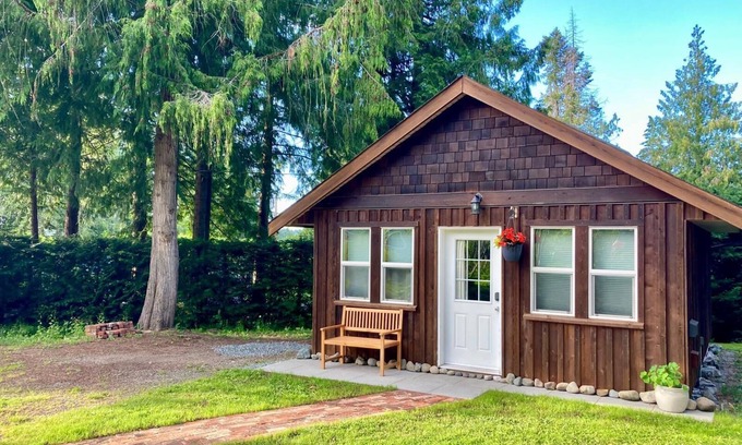 North Oyster House | Cedar Grove Cabin · A/C · EV Charging!