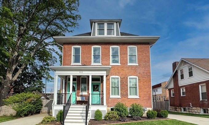 Washington House | Cedar Haus - Downtown WashMo, Dog-Friendly, Wineries, Fenced Yard