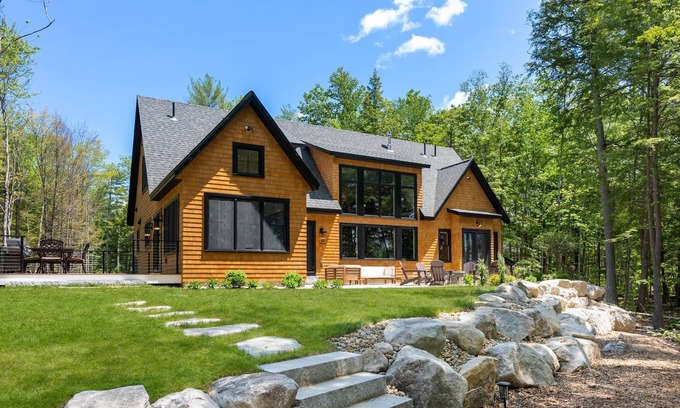 Raymond House | Cedar Lane Lodge - Luxury Lake House