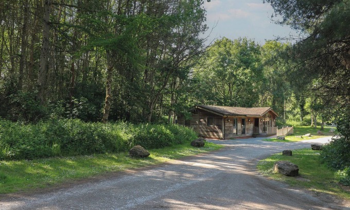 Rosliston Cottage | CEDAR LODGE, pet friendly, with a garden in Rosliston