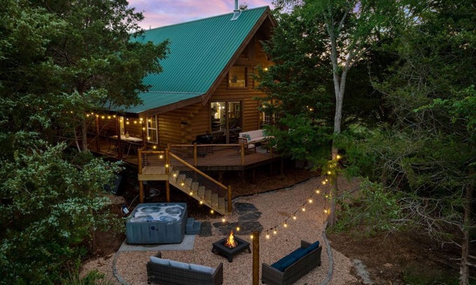 Branson Cabin | Cedar Park Mansion Hideout | Breathtaking Views - Cozy Nightlife - Giant Deck