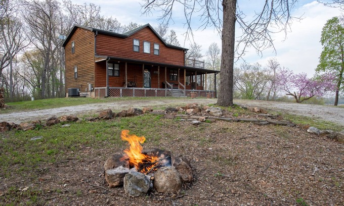 Deepwater House | Cedar Ridge, 3BR 2 Bath Cabin on Truman Lake