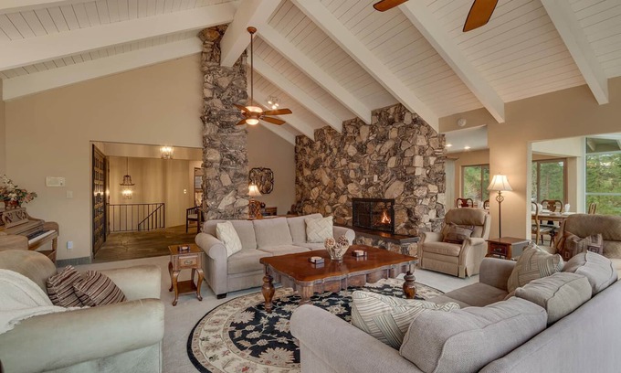 Lincoln Park House | Cedar Ridge Lake-house, 5 Bedroom in a beautiful quiet neighborhood (ZC221)