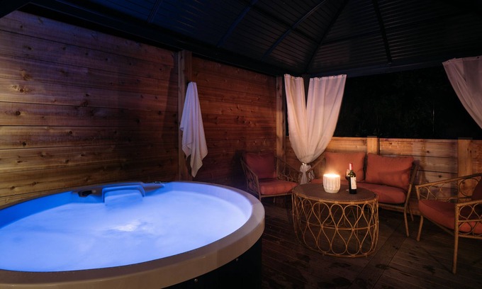 Gravenhurst Apartment | Cedar Terrace | By Lake Muskoka | Private Hot Tub