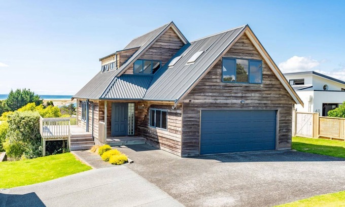 Mangawhai Heads House | Cedar Views - Estuary views, all day sun, pet friendly and on a quiet street, a great spot to relax