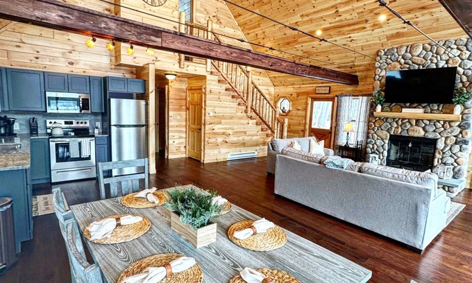 West Oneonta Cabin | Cedars Log Home : Brand New Lake Front w Kayaks & Hot Tub!