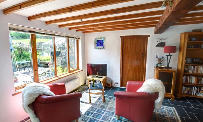 Cwm-y-glo House | Cefn Bwlch Bach - One Bedroom House, Sleeps 2