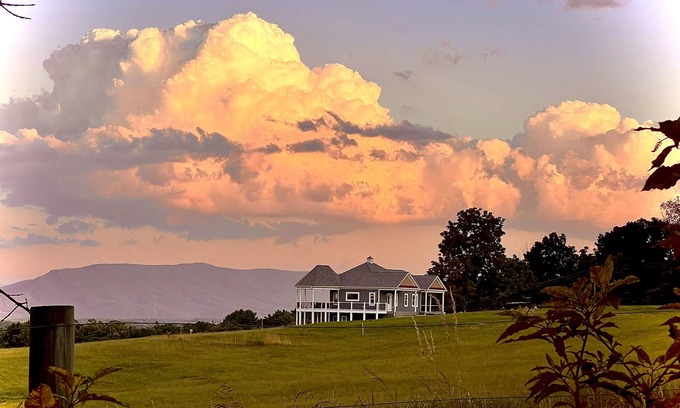 Woodstock Cottage | Celebration Cottage with Mountain Views in beautiful Shenandoah County, Virginia