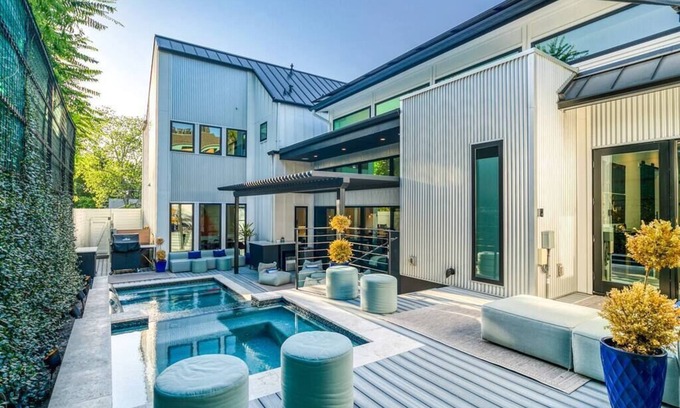 South Congress House | Celebrity Dream Home: Sauna, Cold Plunge, Gym