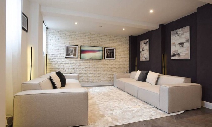 Portsmouth Apartment | Cell Block 8 | Prison Flat | Sleeps 7 | with Parking