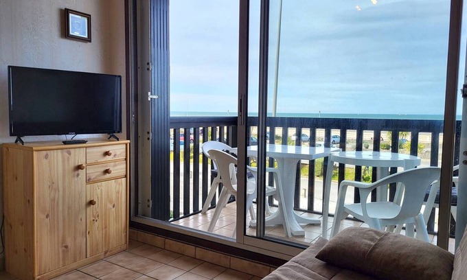 Merville-Franceville-Plage Apartment | Central family apartment with parking and pets allowed