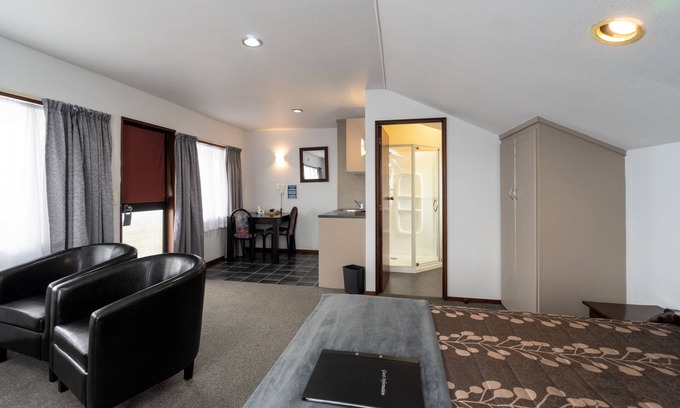 Alexandra Hotel | Centennial Court Hotel