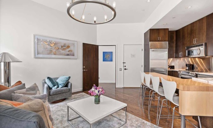 Downtown Apartment | Center of Aspen 1 BR | AC, Sundeck, Hot-Tub!