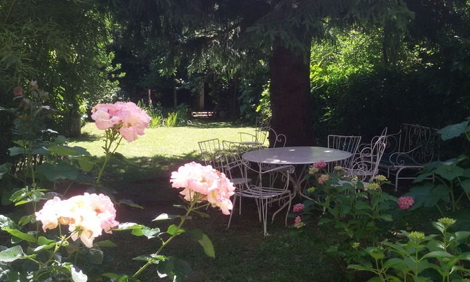Bagneres-de-Luchon Apartment | Center of Bagnères de Luchon, gd T2/3 (65m²) of independent character, with garden.