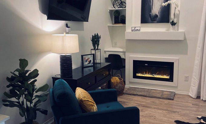 Owensboro House | Center of city private Town Home W/fire pit &BBQ