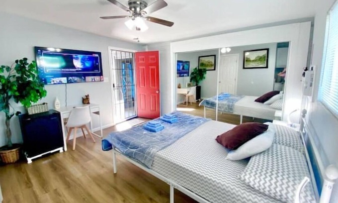 Chinatown Apartment | Center Vegas casita Bedroom