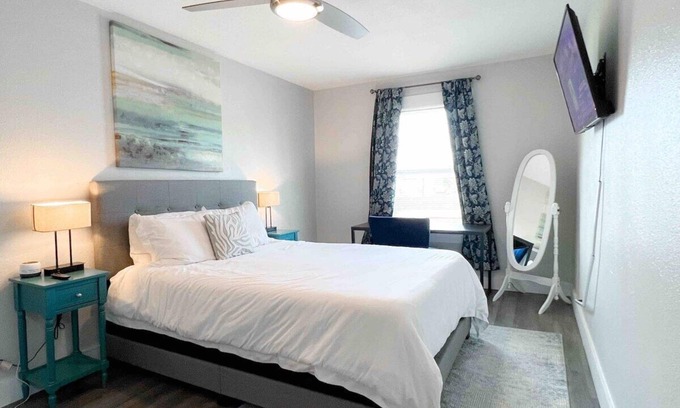 Central City Apartment | Central 1BDR+RemoteWork+Extended Stay+Pets OK