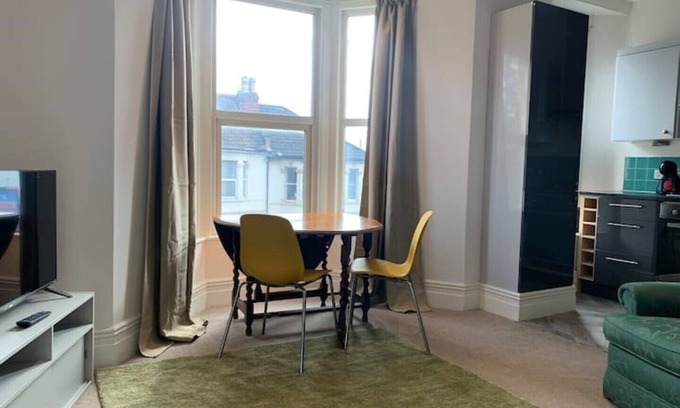 Horfield Apartment | Central 2 bed flat. Free parking (Off-street)