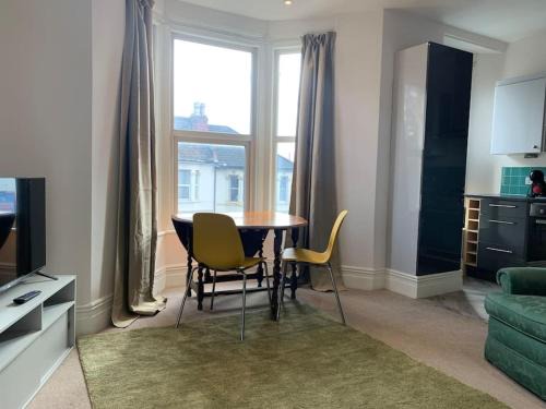 Horfield Apartment | Central 2 bed flat. Free parking (Off-street)